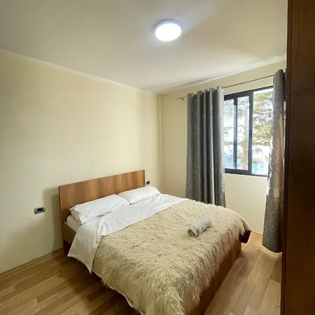 Shtepia Natyres Gjinar Feriehus *
